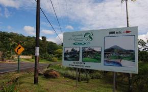 Arenal Hot Springs Image: A sign indicates that Los Laureles Hot Springs is 800 meters right.